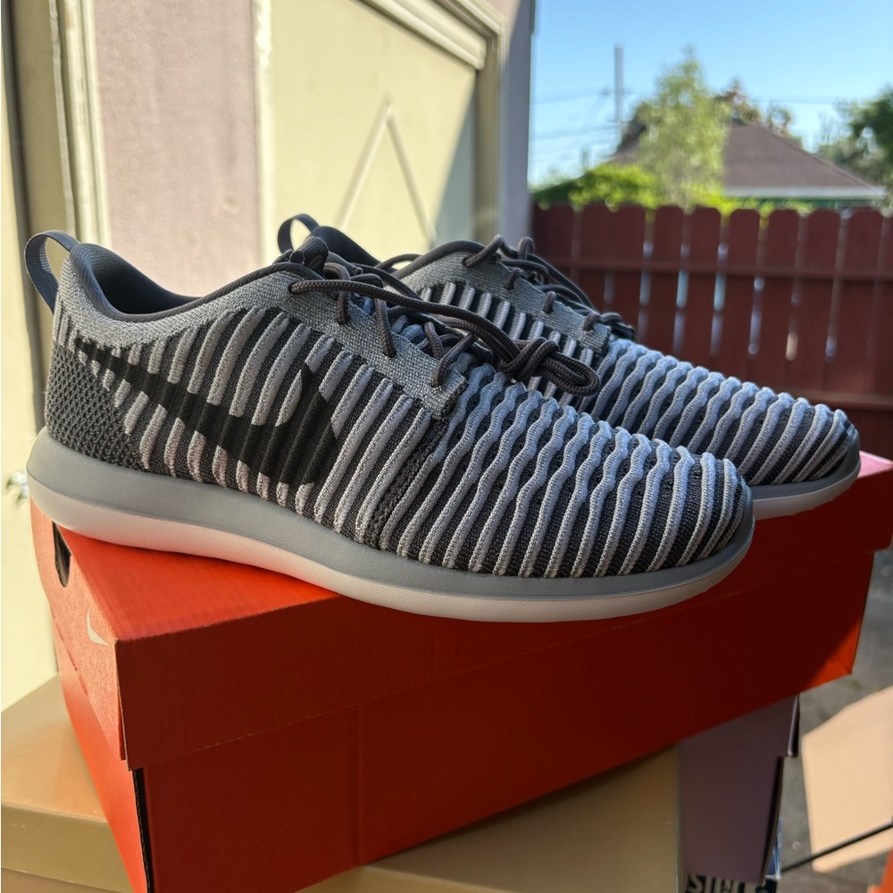 Nike ROSHE TWO FLYKNIT (GS) - 6Y (WMSs 7.5)